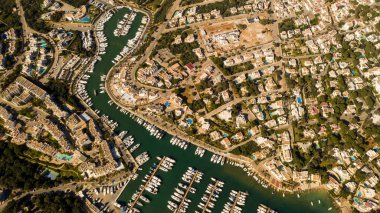 Cala Dor Majorca İspanya limanı ve körfezin havadan görünüşü