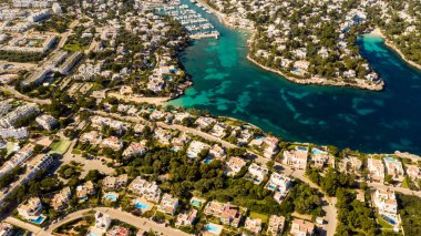 Cala Dor Majorca İspanya limanı ve körfezin havadan görünüşü