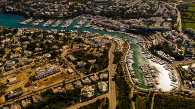 Cala Dor Majorca İspanya limanı ve körfezin havadan görünüşü