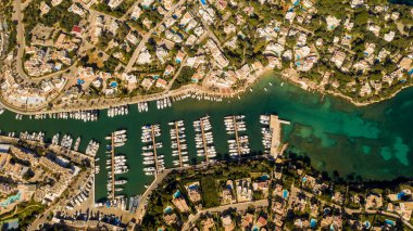 Cala Dor Majorca İspanya limanı ve körfezin havadan görünüşü
