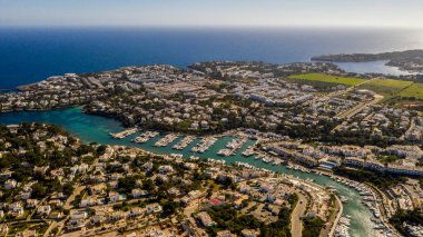 Cala Dor Majorca İspanya limanı ve körfezin havadan görünüşü