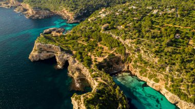 Calo des Moro Mayorka İspanya sahilinin havadan görünüşü
