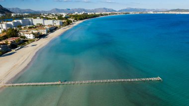 Alcudia Mayorka İspanya kıyılarının havadan görünüşü