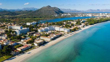 Alcudia Mayorka İspanya kıyılarının havadan görünüşü