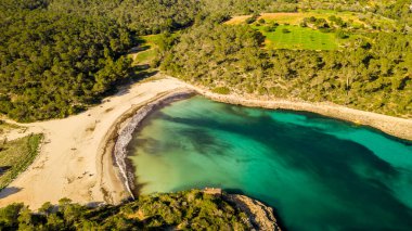 Cala Mondrago Mayorka İspanya 'nın doğal parkındaki körfezin havadan görünüşü.
