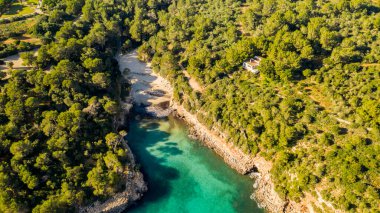 Cala Mondrago Mayorka İspanya 'nın doğal parkındaki körfezin havadan görünüşü.