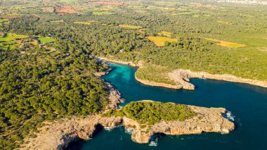 Cala Mondrago Mayorka İspanya 'nın doğal parkındaki körfezin havadan görünüşü.