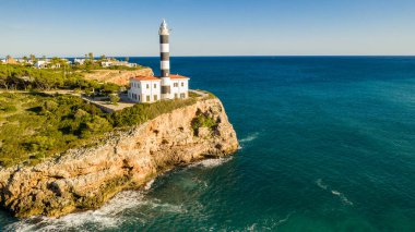 Portocolom Bay Majorca İspanya 'daki deniz fenerinin havadan görünüşü
