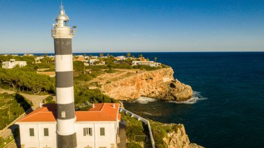 Portocolom Bay Majorca İspanya 'daki deniz fenerinin havadan görünüşü