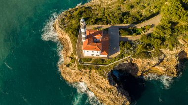 Portocolom Bay Majorca İspanya 'daki deniz fenerinin havadan görünüşü