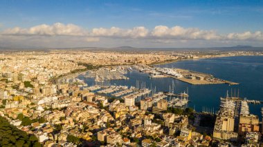İspanya 'nın Palma de Mallorca limanının havadan görünüşü