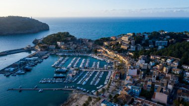 Soller Mayorka İspanya Körfezi ve limanının havadan görünüşü