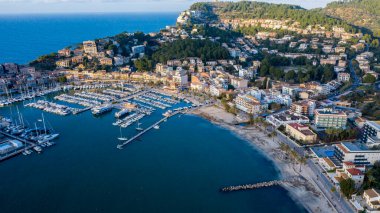 Soller Mayorka İspanya Körfezi ve limanının havadan görünüşü