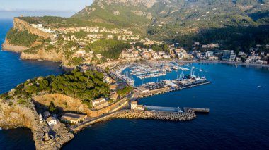 Soller Mayorka İspanya Körfezi ve limanının havadan görünüşü