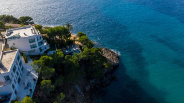 Mar Mayorka Kampı 'ndaki bir ada restoranının havadan görünüşü İspanya