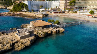 Mar Mayorka Kampı 'ndaki bir ada restoranının havadan görünüşü İspanya