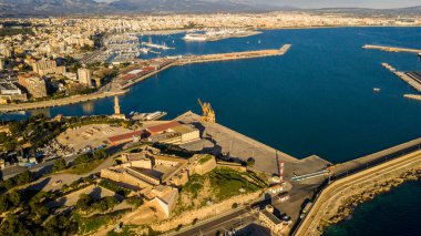 Palma de Mallorca İspanya 'daki kargo yatı terminalinin üst görüntüsü.