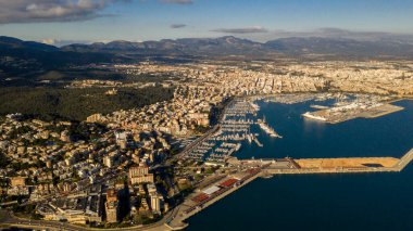 Palma de Mallorca İspanya 'daki kargo yatı terminalinin üst görüntüsü.