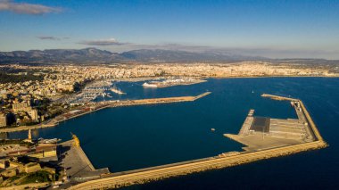 Palma de Mallorca İspanya 'daki kargo yatı terminalinin üst görüntüsü.