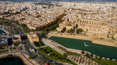 Palma de Mallorca şehrinin yüksekliğinden ve İspanya yat limanından manzara