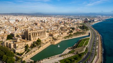 Palma de Mallorca şehrinin yüksekliğinden ve İspanya yat limanından manzara