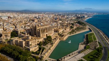 Palma de Mallorca şehrinin yüksekliğinden ve İspanya yat limanından manzara