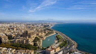 Palma de Mallorca şehrinin yüksekliğinden ve İspanya yat limanından manzara