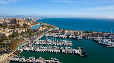 Palma de Mallorca şehrinin yüksekliğinden ve İspanya yat limanından manzara