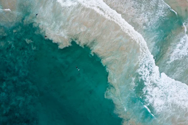 Cala Agulla Majorcaの湾で泳ぐ人々の空中ビュースペイン — ストック写真