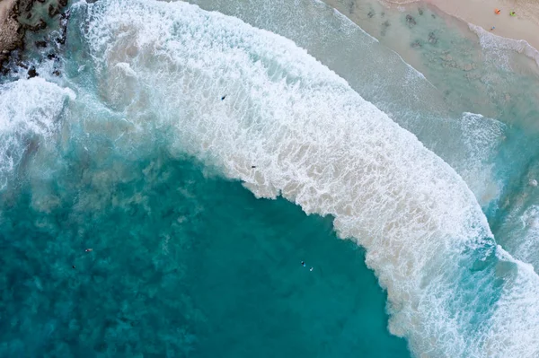 İspanya 'nın Agulla Mayorka Körfezi' nde yüzen insanların hava manzarası.