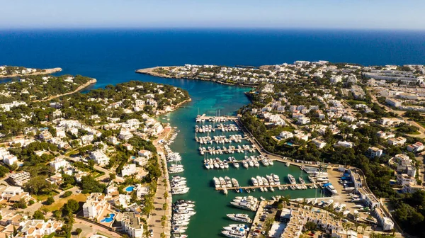 Cala Dor Majorca İspanya limanı ve körfezin havadan görünüşü