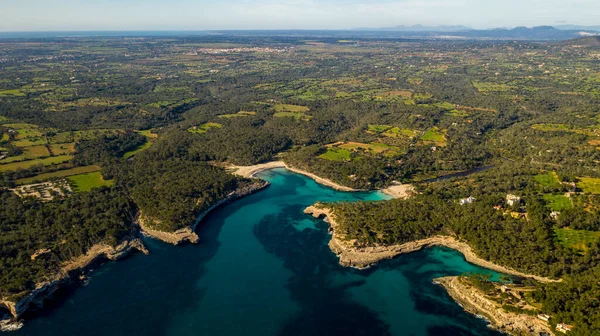 Cala Mondrago Mayorka İspanya 'nın doğal parkındaki körfezin havadan görünüşü.