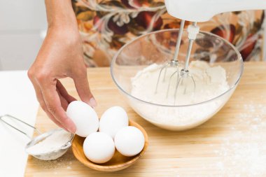 Bir kase hamur içinde. Un, yumurta, tuz, karıştırıcı. Ekmeğin hazırlanması