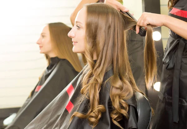 Una Joven Una Peluquería Hace Rizos Con Una Rizadora — Foto de Stock