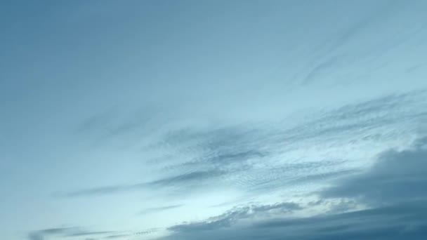 Naturkonzept Hintergrund fließender Wolken am blauen Himmel
