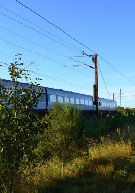 Tren kırsalda hareket ediyor.
