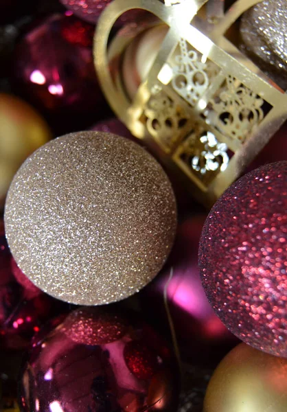 Goldener Weihnachtskugelschmuck Mit Blauem Herzen Und Anderen Weihnachtskugeln Hintergrund — Stockfoto
