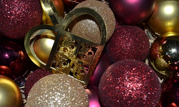 Gouden Kerst Hart Een Achtergrond Kerstmis Ornamenten — Stockfoto