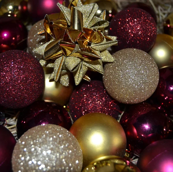 クリスマスボールの装飾品と黄金の星の山 — ストック写真
