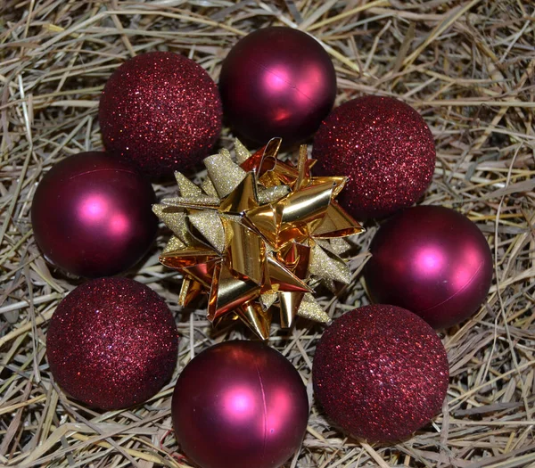 Círculo Vermelho Enfeites Bola Natal Com Uma Estrela Deus Dobrada — Fotografia de Stock