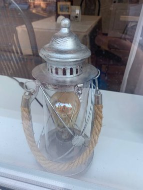 Pencerenin pervazında bir fener var.