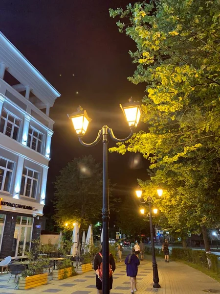 Schöne Nächtliche Straße Mit Einem Alten Gebäude Und Lichtern — Stockfoto