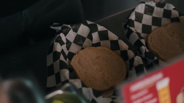 Manos Poniendo Verduras Bollo Hamburguesa Cámara Lenta — Vídeo de stock