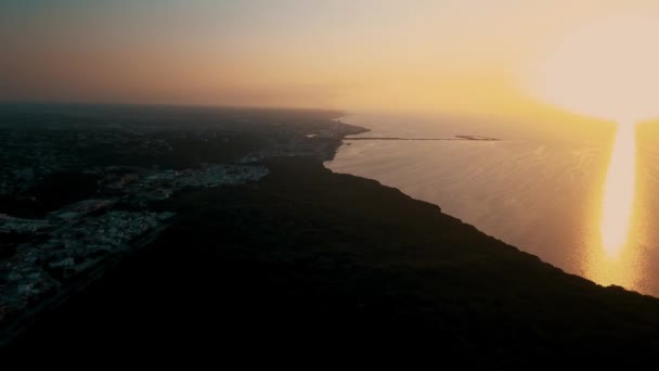 Vue Aérienne Coucher Soleil Sur Côte Avec Mer Côté Ville — Video