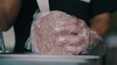 Bıçaklı donmuş hamburger eti.