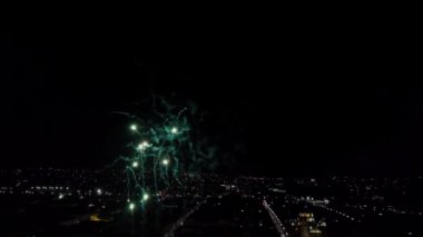 Şehirde parti gecesinde havai fişekler patlıyor.