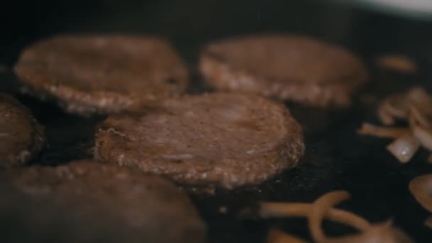 スローモーションでハンバーガーのための肉を飛ぶ非常に近い — ストック動画