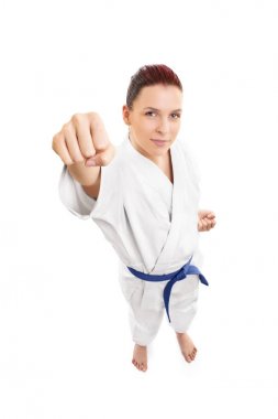 Genç bayan aikido savaşçısı saldırıyor.