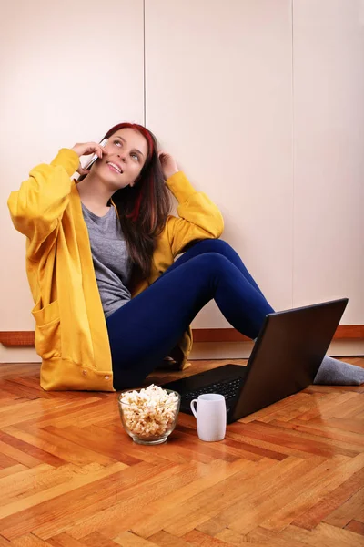 Giovane ragazza sul suo telefono che si prepara a guardare un film — Foto Stock