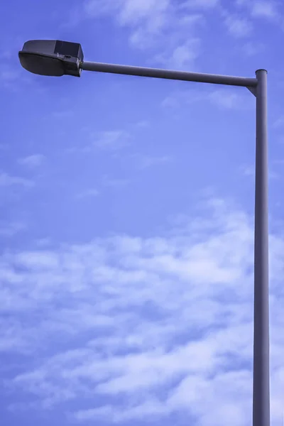 Luz de rua e céu azul claro — Fotografia de Stock